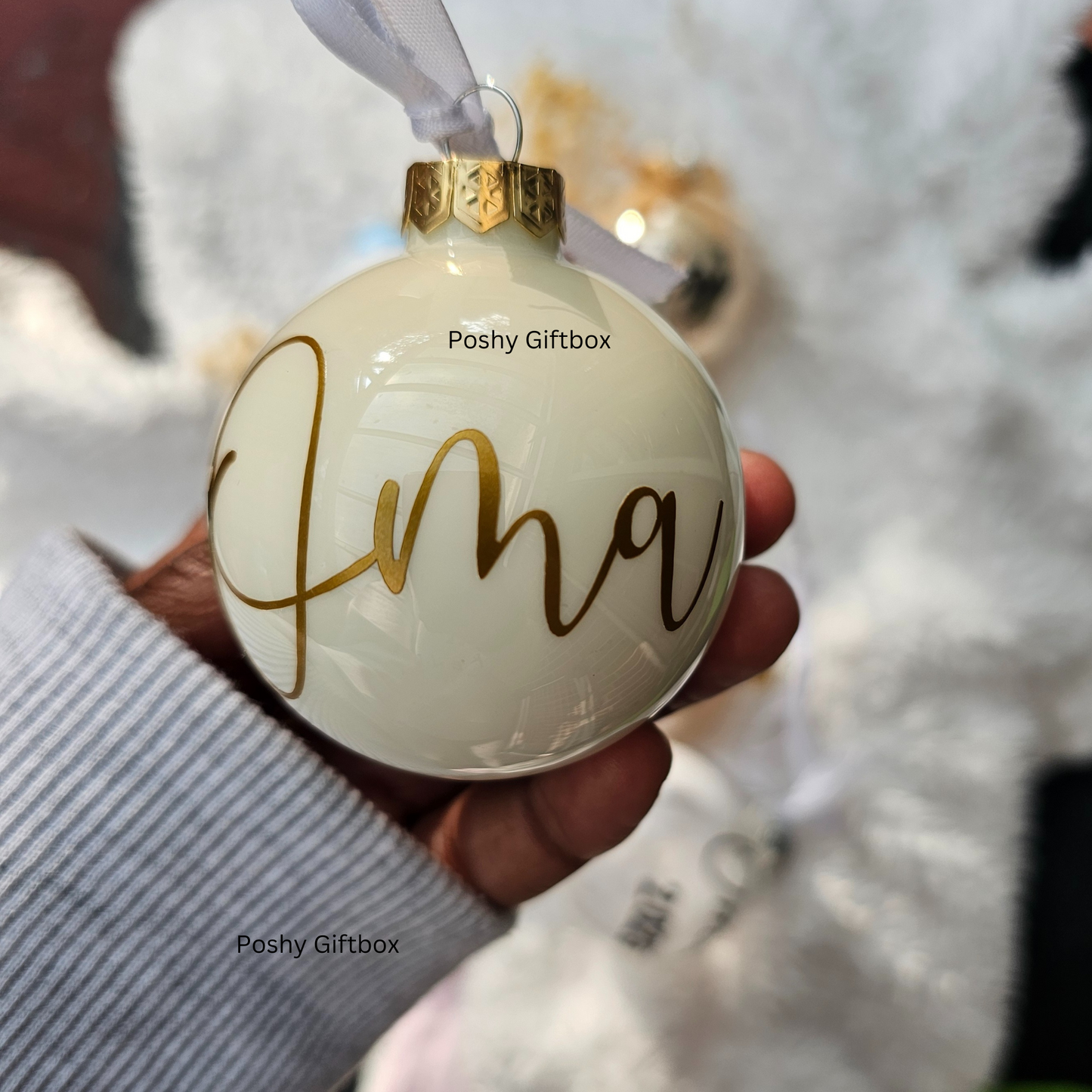 Personalisierte Weihnachtskugel "Mr & Mrs"/Weihnachtsgeschenk Ehepaar/Erstes Weihnachten als Ehepaar Christbaumkugel /Aus Glas 8cm/Nikolausgeschenk Christbaumkugel Elfenbein PoshyGiftbox