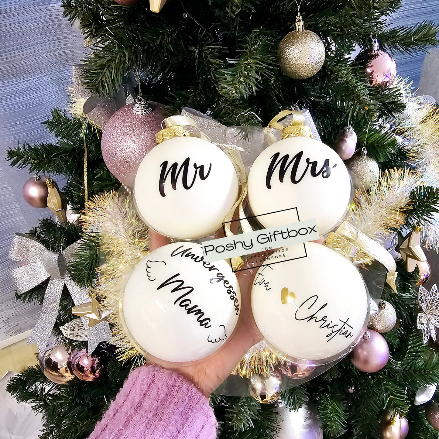 Personalisierte Weihnachtskugel "Mr & Mrs"/Weihnachtsgeschenk Ehepaar/Erstes Weihnachten als Ehepaar Christbaumkugel /Aus Glas 8cm/Nikolausgeschenk Christbaumkugel Elfenbein PoshyGiftbox