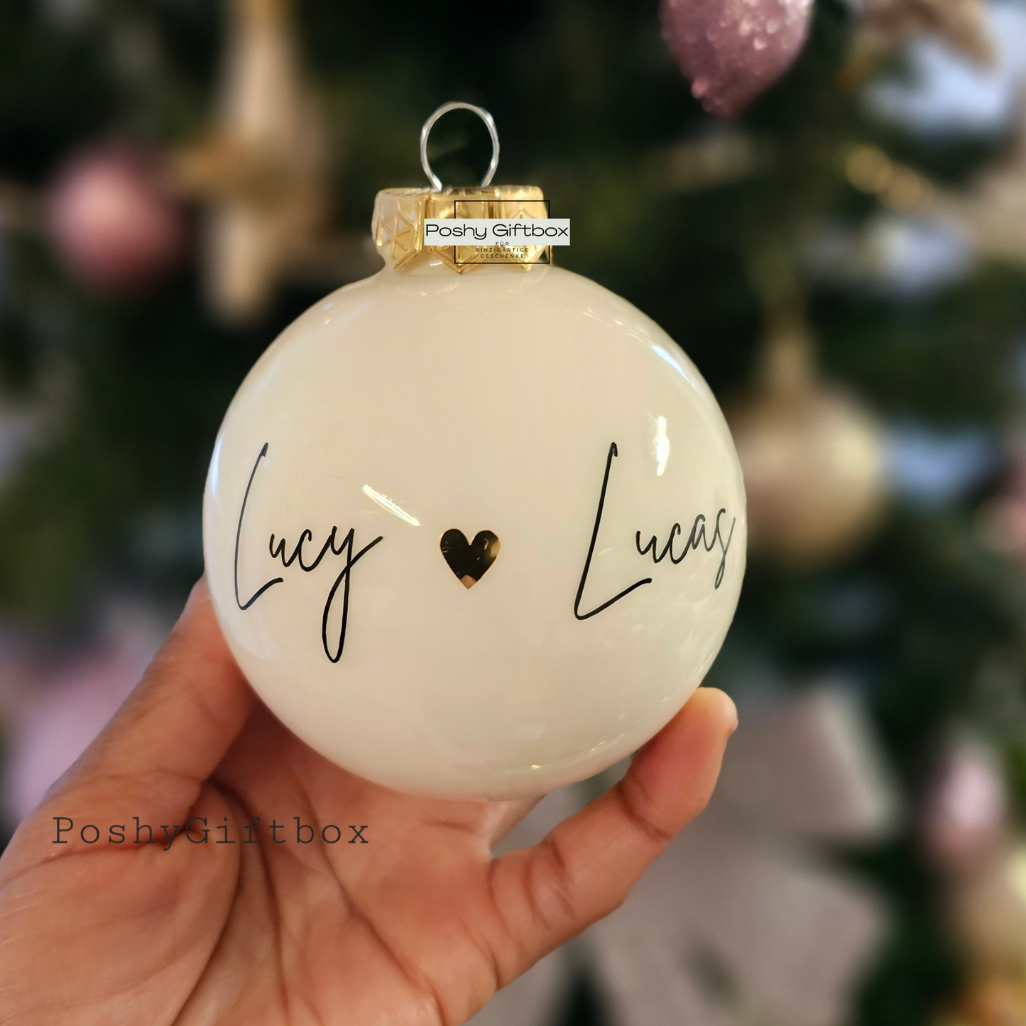Personalisierte Weihnachtskugel "Mr & Mrs"/Weihnachtsgeschenk Ehepaar/Erstes Weihnachten als Ehepaar Christbaumkugel /Aus Glas 8cm/Nikolausgeschenk Christbaumkugel Elfenbein PoshyGiftbox