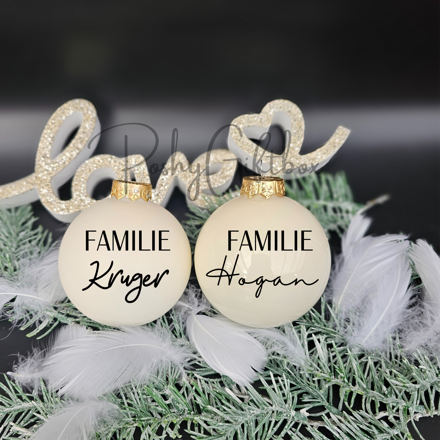 Personalisierte Weihnachtskugel "Mr & Mrs"/Weihnachtsgeschenk Ehepaar/Erstes Weihnachten als Ehepaar Christbaumkugel /Aus Glas 8cm/Nikolausgeschenk Christbaumkugel Elfenbein PoshyGiftbox