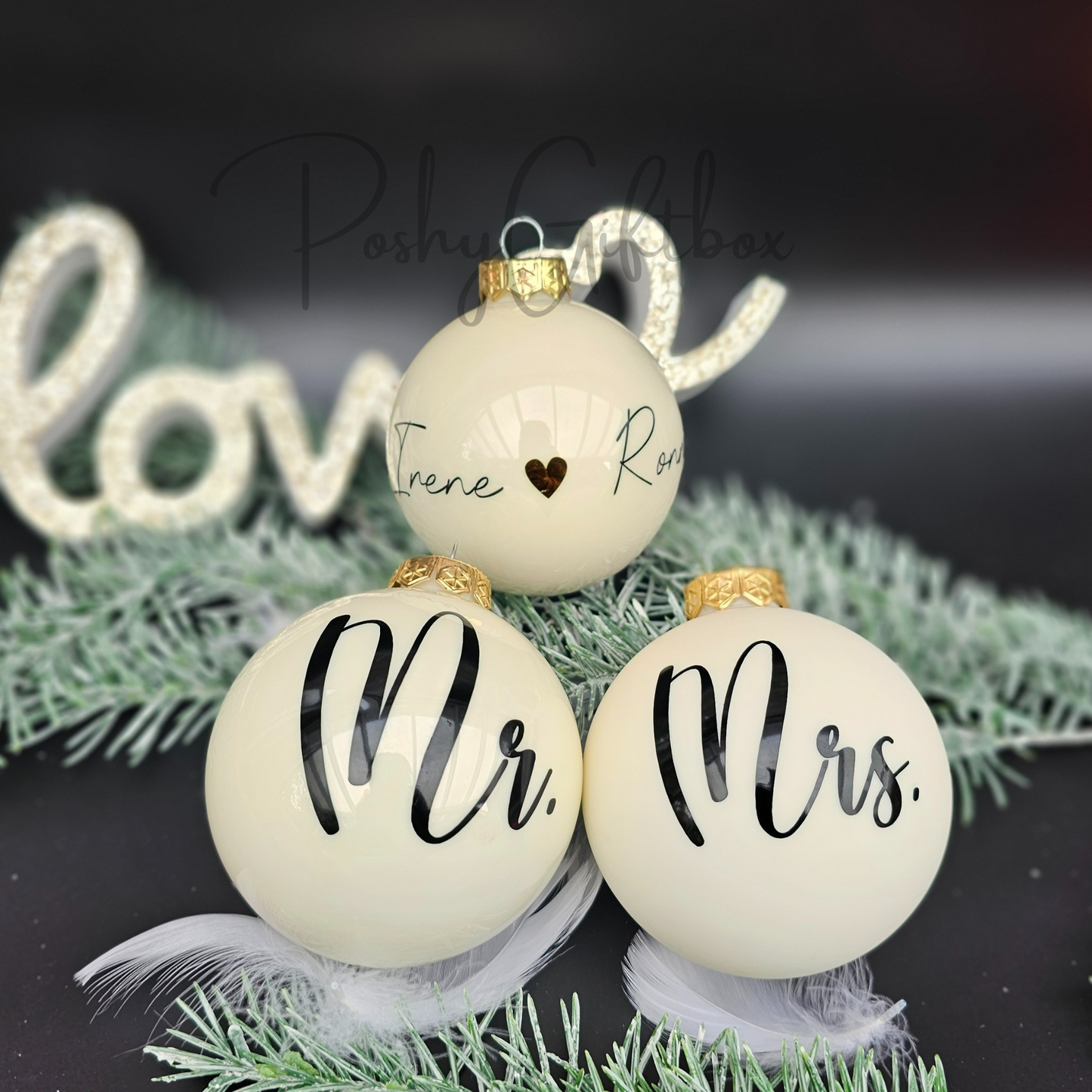 Personalisierte Weihnachtskugel "Mr & Mrs"/Weihnachtsgeschenk Ehepaar/Erstes Weihnachten als Ehepaar Christbaumkugel /Aus Glas 8cm/Nikolausgeschenk Christbaumkugel Elfenbein PoshyGiftbox
