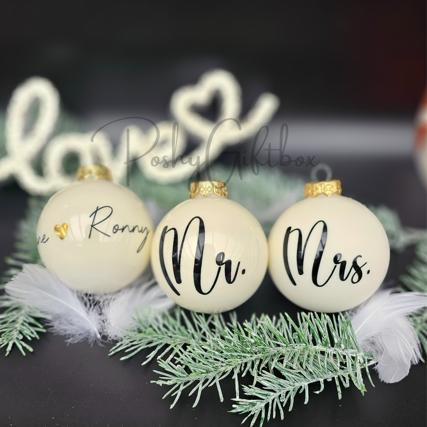 Personalisierte Weihnachtskugel "Mr & Mrs"/Weihnachtsgeschenk Ehepaar/Erstes Weihnachten als Ehepaar Christbaumkugel /Aus Glas 8cm/Nikolausgeschenk Christbaumkugel Elfenbein PoshyGiftbox