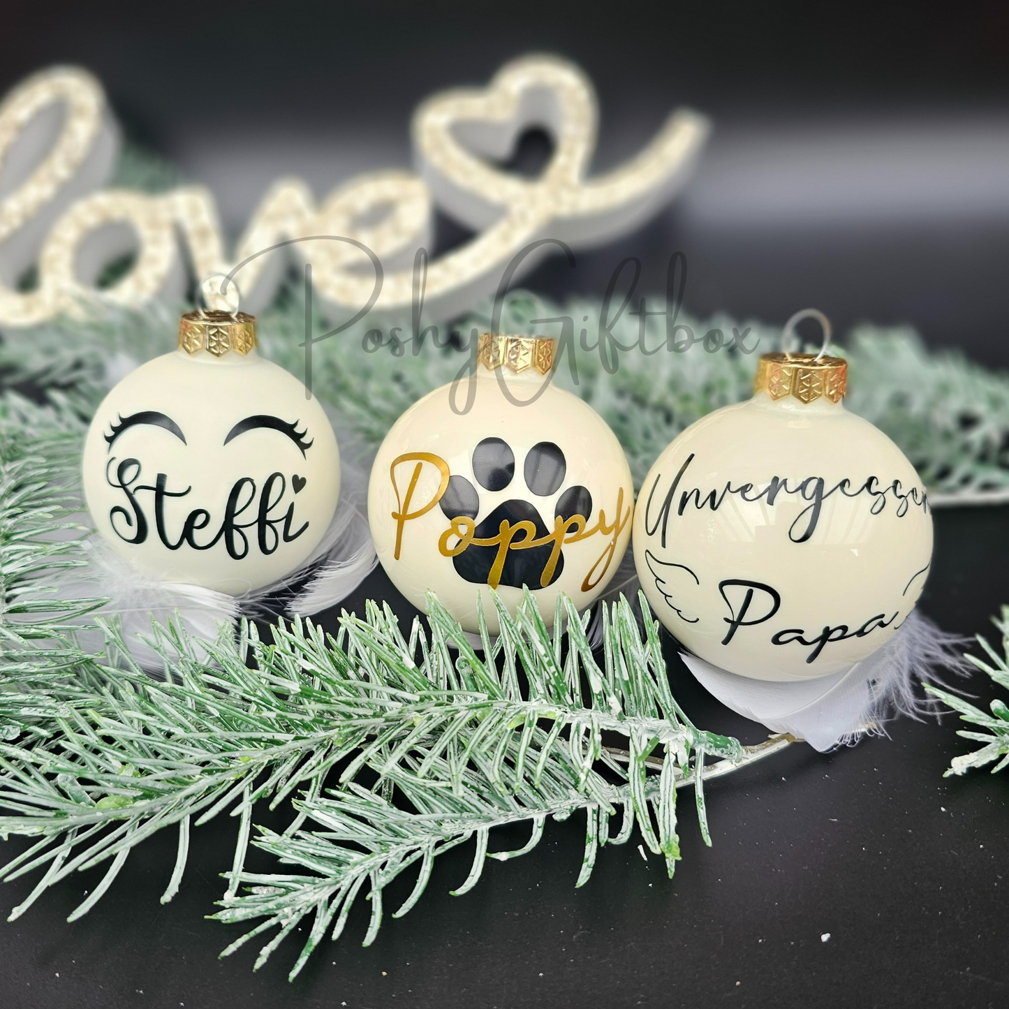 Personalisierte Weihnachtskugel "Mr & Mrs"/Weihnachtsgeschenk Ehepaar/Erstes Weihnachten als Ehepaar Christbaumkugel /Aus Glas 8cm/Nikolausgeschenk Christbaumkugel Elfenbein PoshyGiftbox