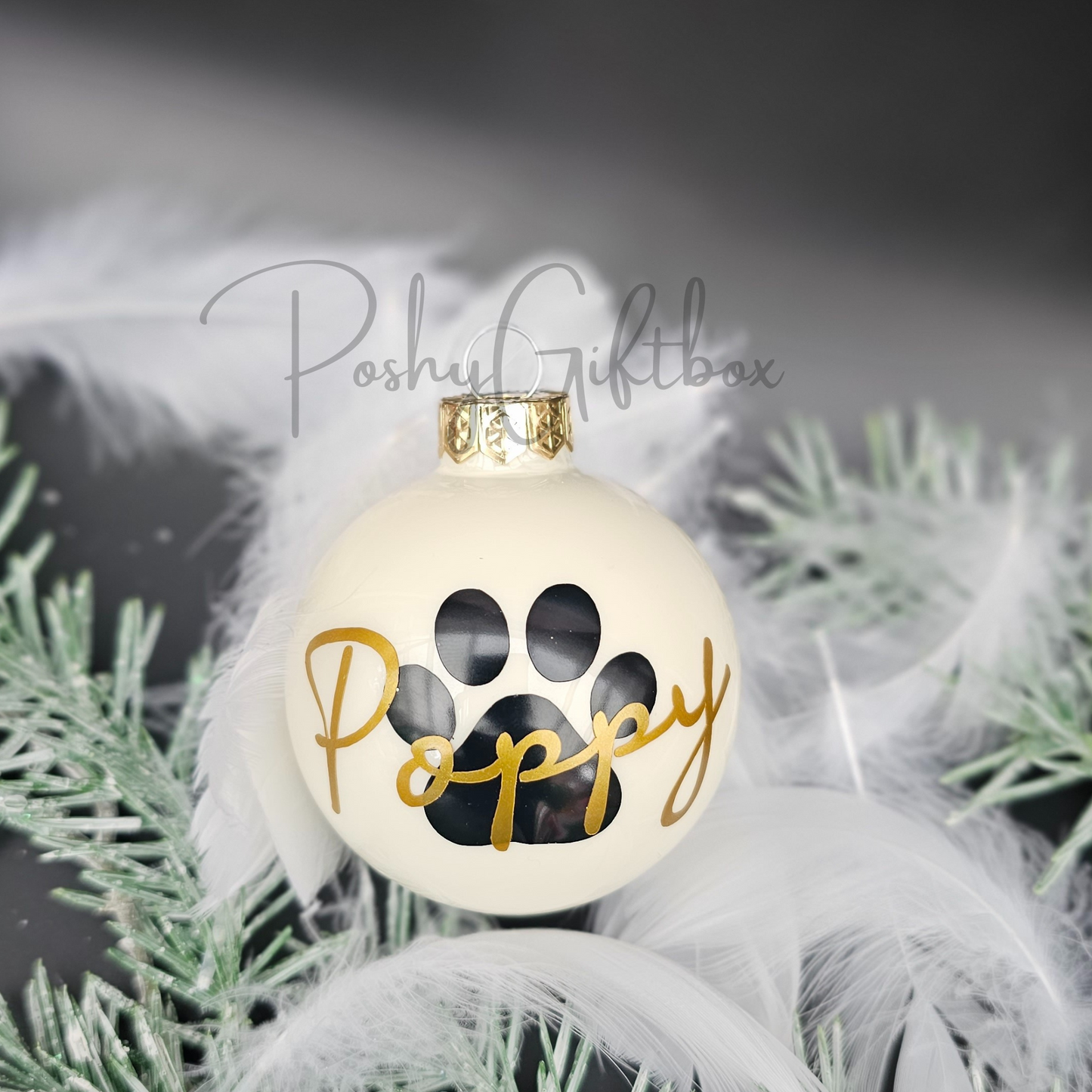 Personalisierte Weihnachtskugel "Mr & Mrs"/Weihnachtsgeschenk Ehepaar/Erstes Weihnachten als Ehepaar Christbaumkugel /Aus Glas 8cm/Nikolausgeschenk Christbaumkugel Elfenbein PoshyGiftbox