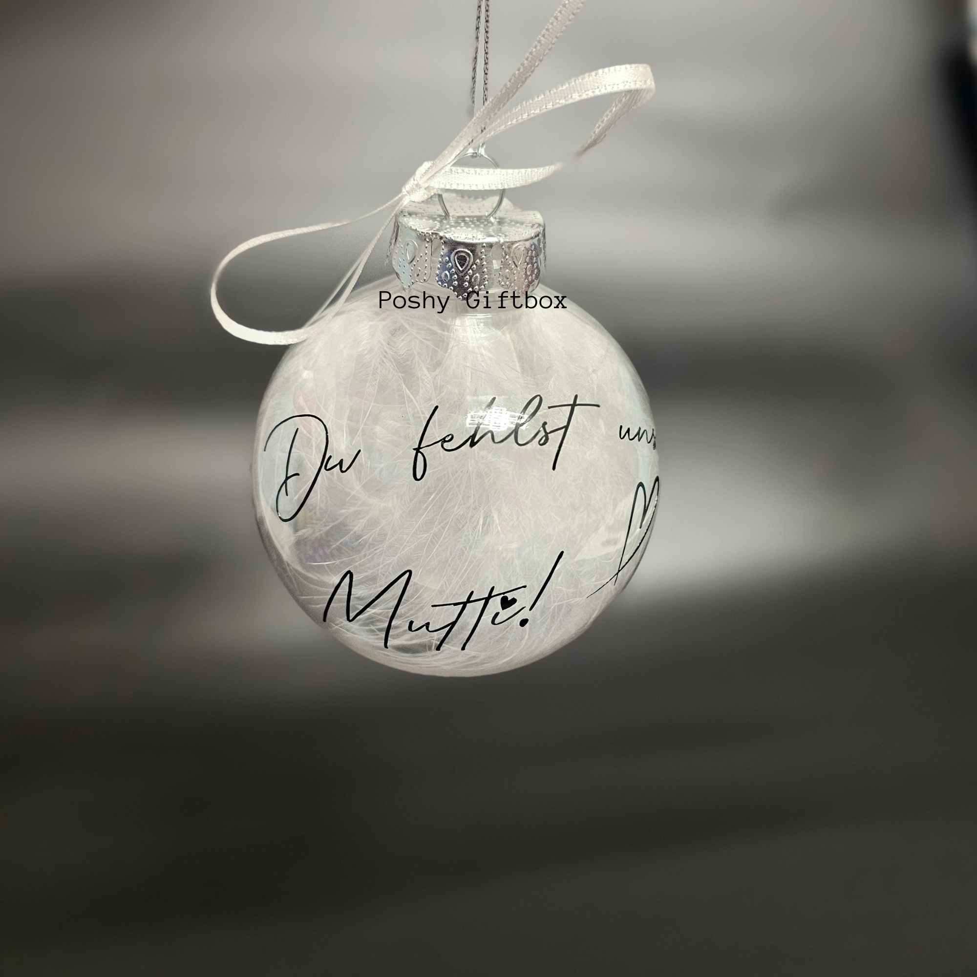 Weihnachtskugeln zum Gedenken gefüllt mit weißen Federn /Personalisierte Christbaumkugel , Erinnerung/Andenken/Du fehlst/Unvergessen/Mit  Engelsflügel PoshyGiftbox