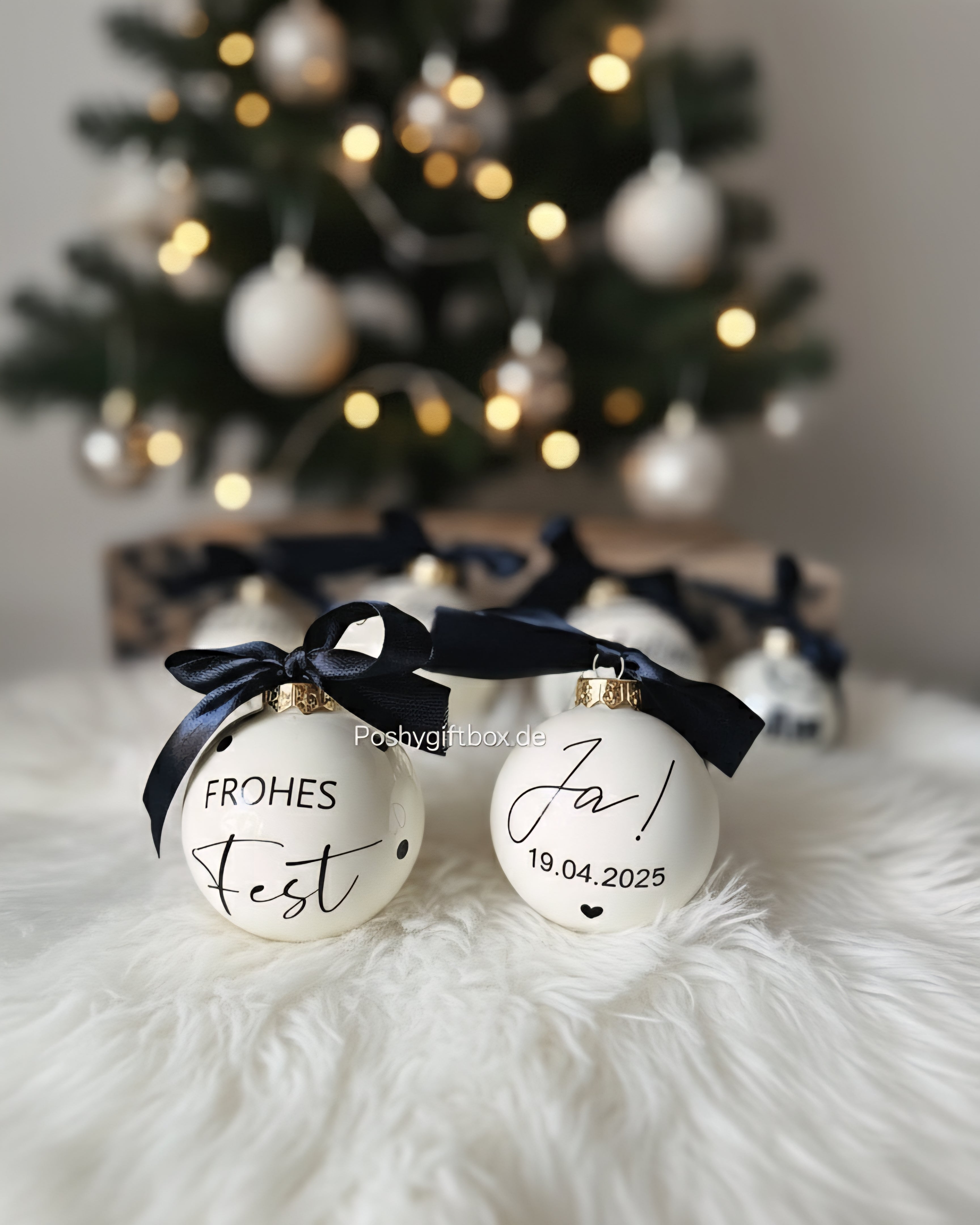 Personalisierte Weihnachtskugel /Weihnachtsgeschenk Ehepaar/Erstes Weihnachten als Ehepaar Christbaumkugel /Aus Glas 8cm/Nikolausgeschenk Christbaumkugel/Wunschtext Kugel PoshyGiftbox