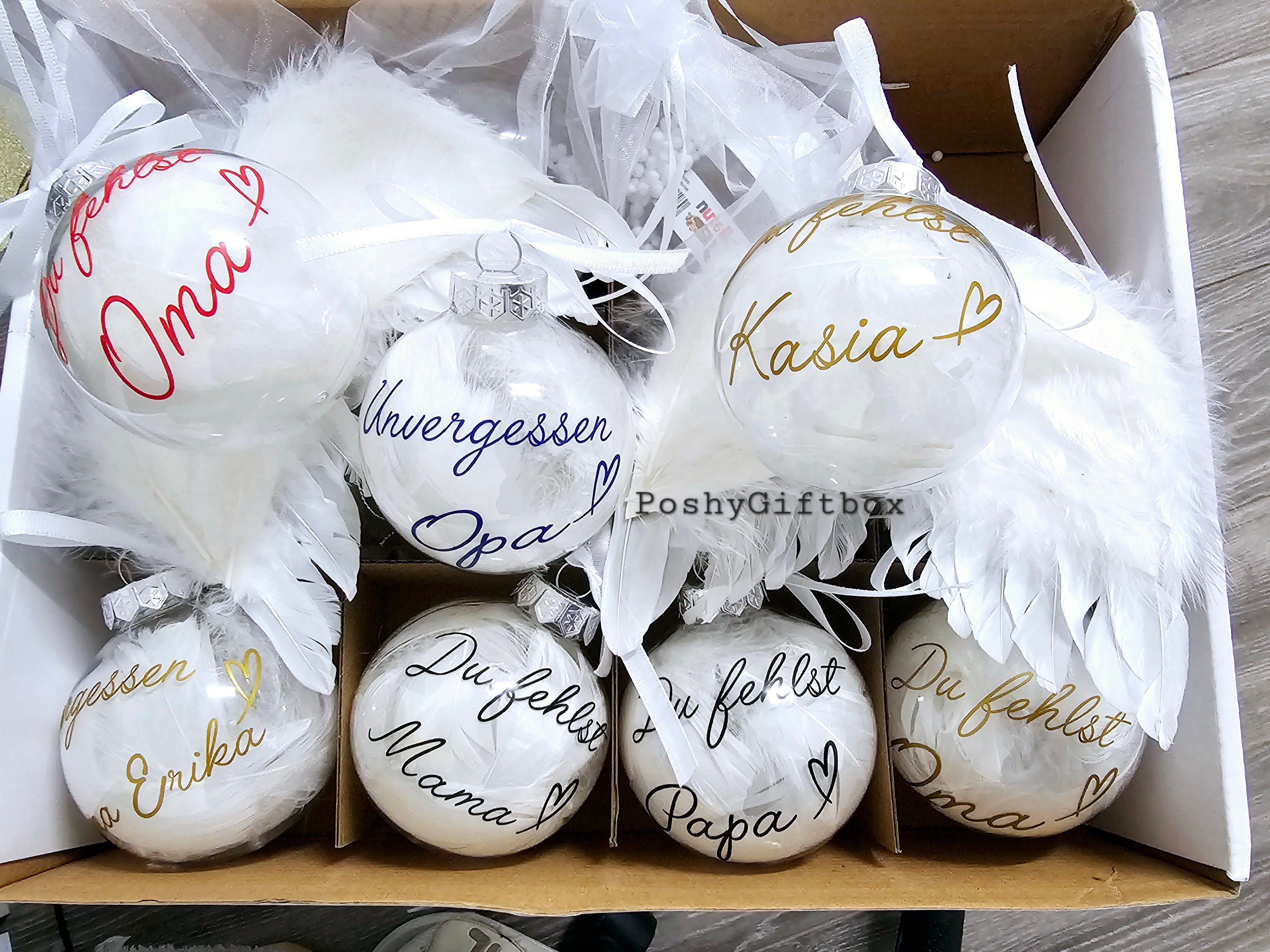 Weihnachtskugeln zum Gedenken gefüllt mit weißen Federn /Personalisierte Christbaumkugel , Erinnerung/Andenken/Du fehlst/Unvergessen/Mit  Engelsflügel PoshyGiftbox
