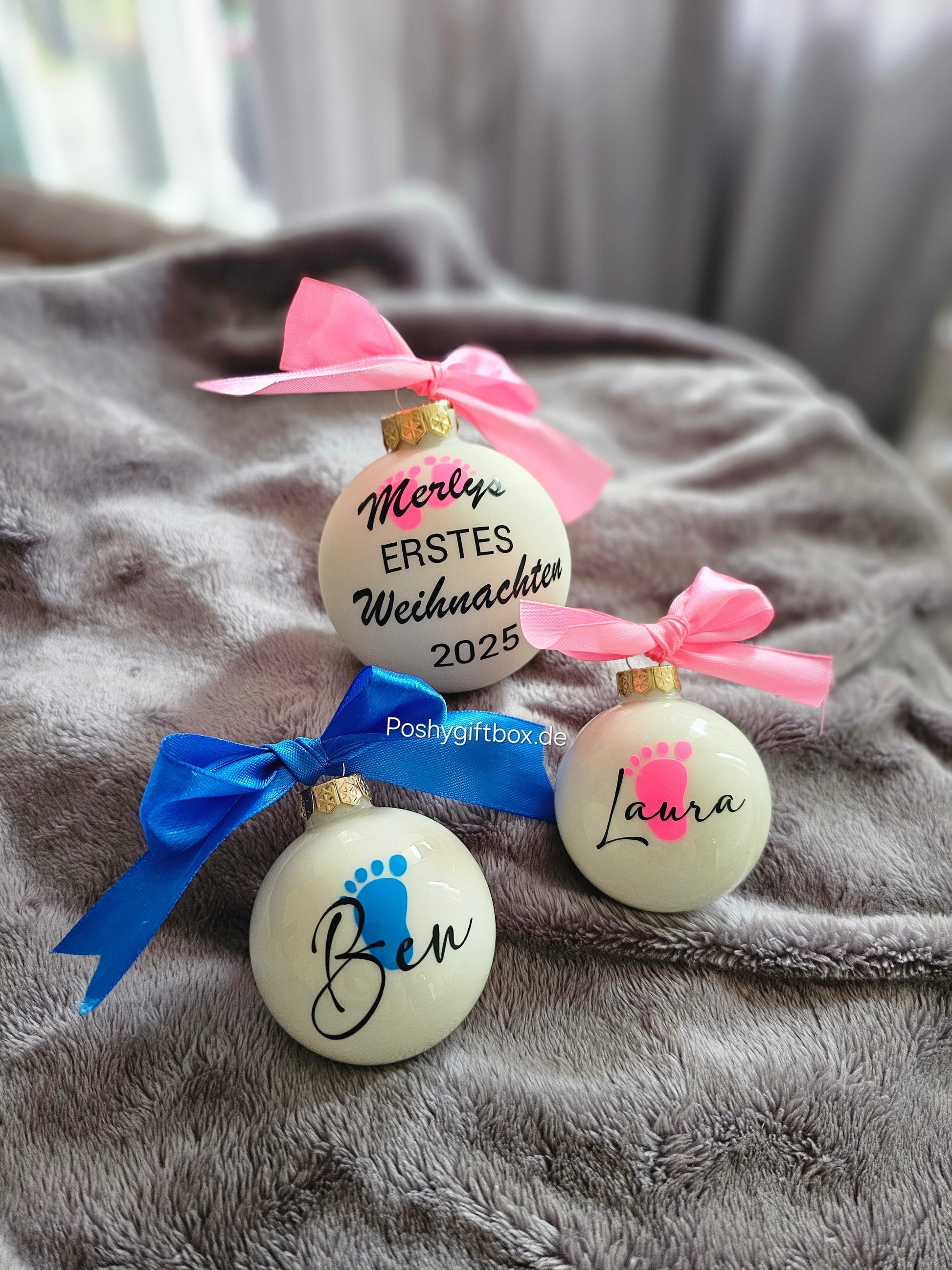 Personalisierte Weihnachtskugeln/ Creme/Elfenbein/Baby 1.Weihnachten / Geschenk Baby/Christbaumkugel Babys 8 cm/1.Weihnachten Familie PoshyGiftbox
