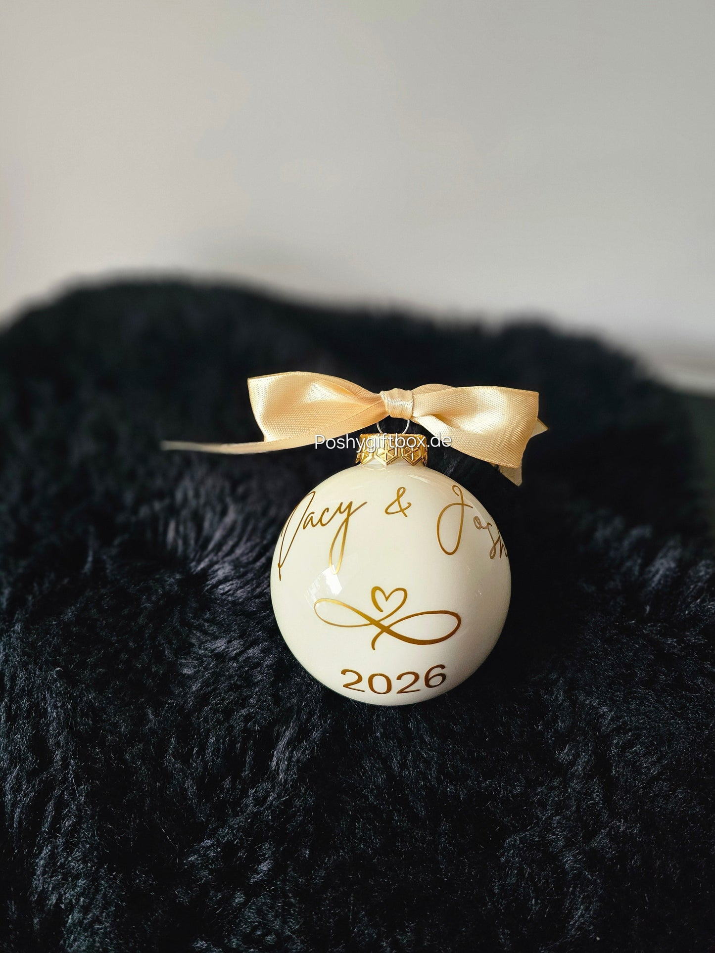 Personalisierte Weihnachtskugel /Weihnachtsgeschenk Ehepaar/Erstes Weihnachten als Ehepaar Christbaumkugel /Aus Glas 8cm/Nikolausgeschenk Christbaumkugel/Wunschtext Kugel PoshyGiftbox