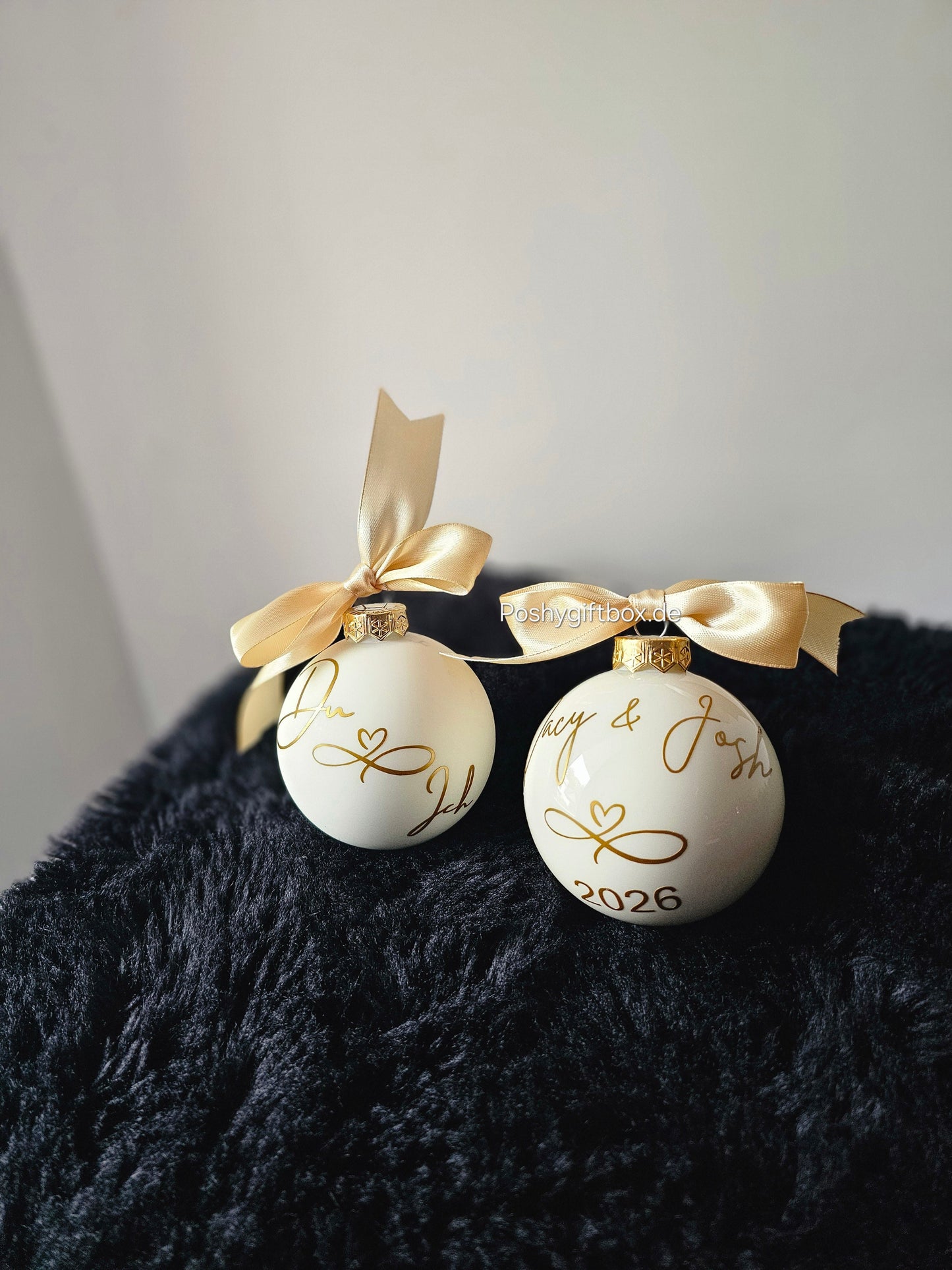Personalisierte Weihnachtskugel /Weihnachtsgeschenk Ehepaar/Erstes Weihnachten als Ehepaar Christbaumkugel /Aus Glas 8cm/Nikolausgeschenk Christbaumkugel/Wunschtext Kugel PoshyGiftbox