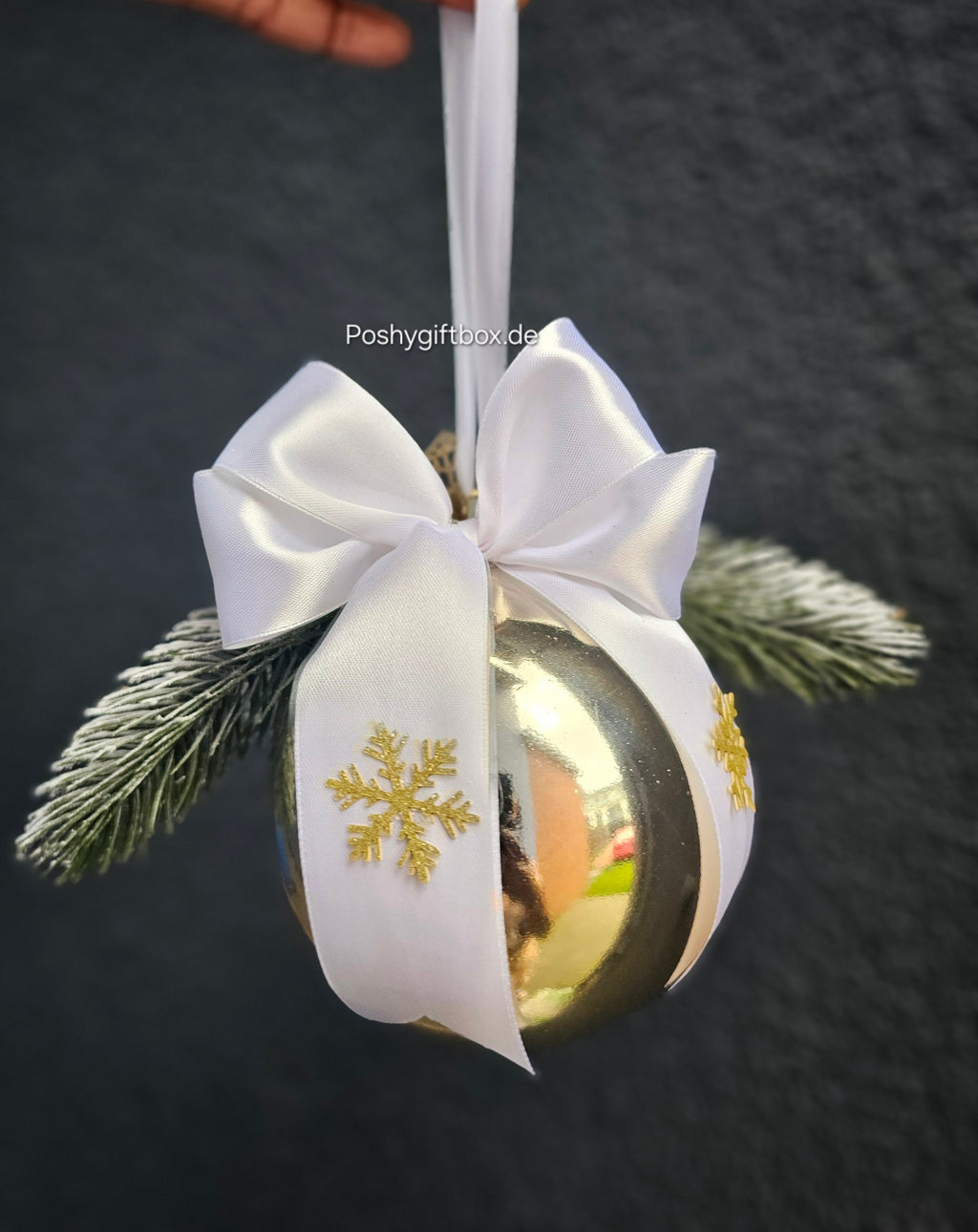 Riesige, festlich geschmückte Weihnachtskugel in Champagner. 40 cm hoch, mit frostigen Zweigen und Juteschleife. Nur ein Stück erhältlich. PoshyGiftbox
