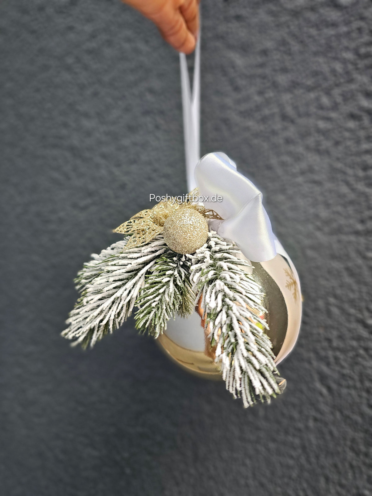 Riesige, festlich geschmückte Weihnachtskugel in Champagner. 40 cm hoch, mit frostigen Zweigen und Juteschleife. Nur ein Stück erhältlich. PoshyGiftbox