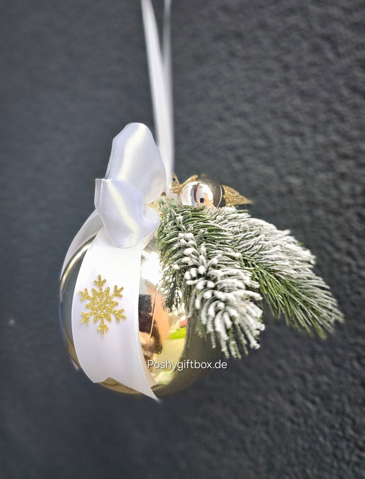 Riesige, festlich geschmückte Weihnachtskugel in Champagner. 40 cm hoch, mit frostigen Zweigen und Juteschleife. Nur ein Stück erhältlich. PoshyGiftbox