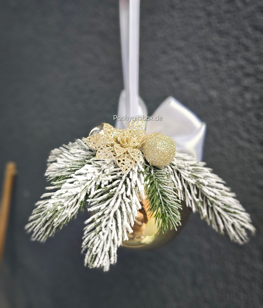 Riesige, festlich geschmückte Weihnachtskugel in Champagner. 40 cm hoch, mit frostigen Zweigen und Juteschleife. Nur ein Stück erhältlich. PoshyGiftbox