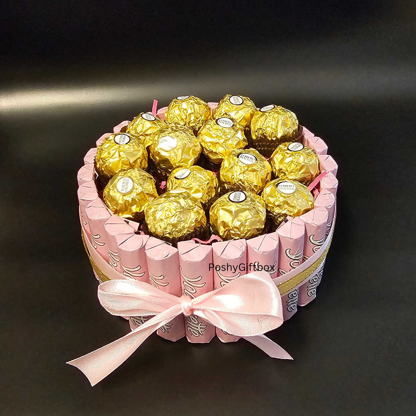 Ferrero Rocher & Yogurette Schokolade Torte Mit Rosen Wellnessset mit Pralinen Torte/4 Varianten/Pralinentorte/Geburtstagstorte PoshyGiftbox