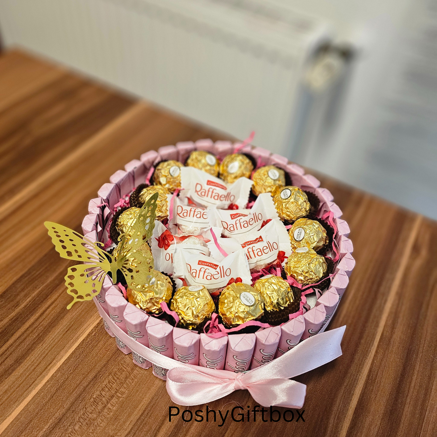 Ferrero Rocher & Yogurette Schokolade Torte Mit Rosen Wellnessset mit Pralinen Torte/4 Varianten/Pralinentorte/Geburtstagstorte PoshyGiftbox