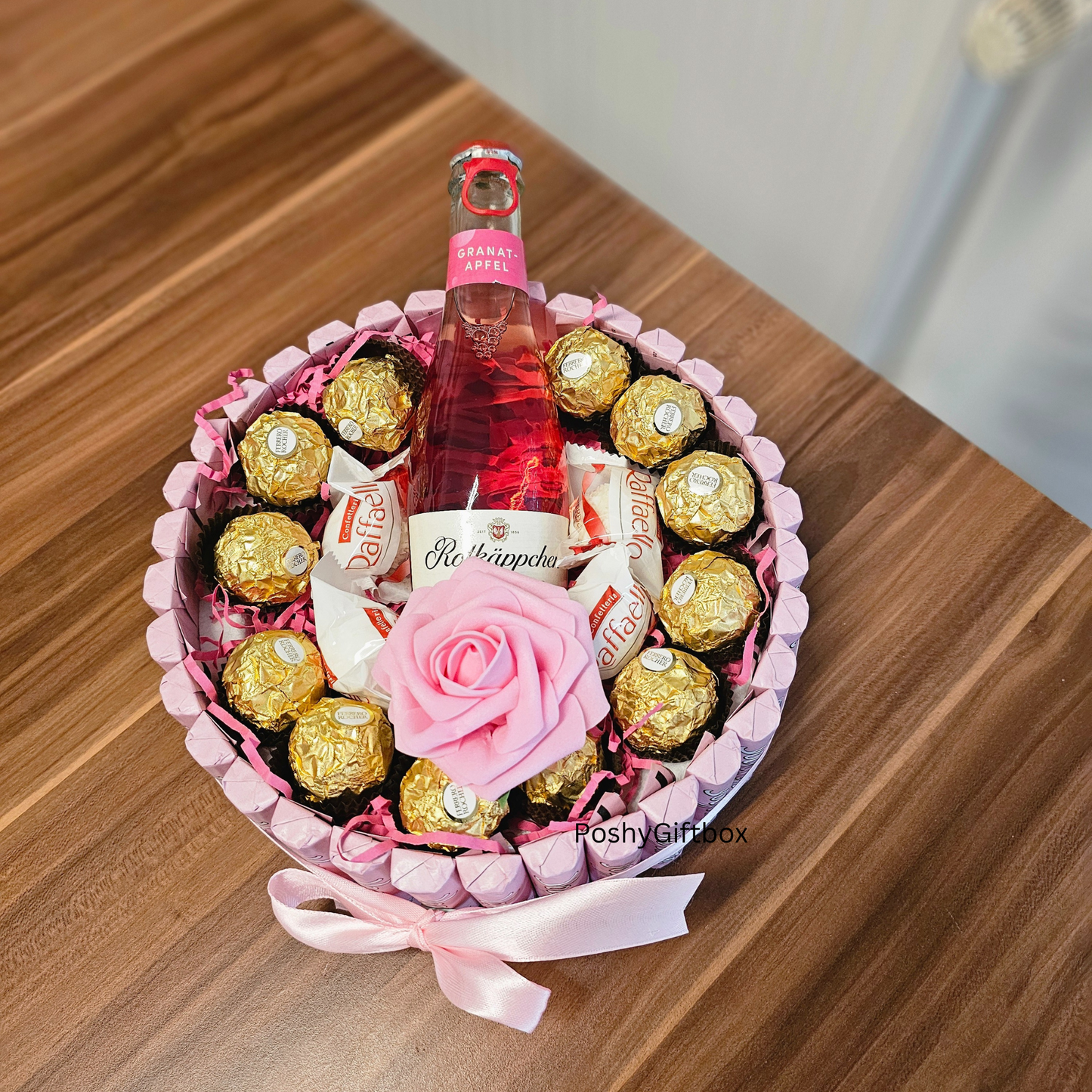 Ferrero Rocher & Yogurette Schokolade Torte Mit Rosen Wellnessset mit Pralinen Torte/4 Varianten/Pralinentorte/Geburtstagstorte PoshyGiftbox