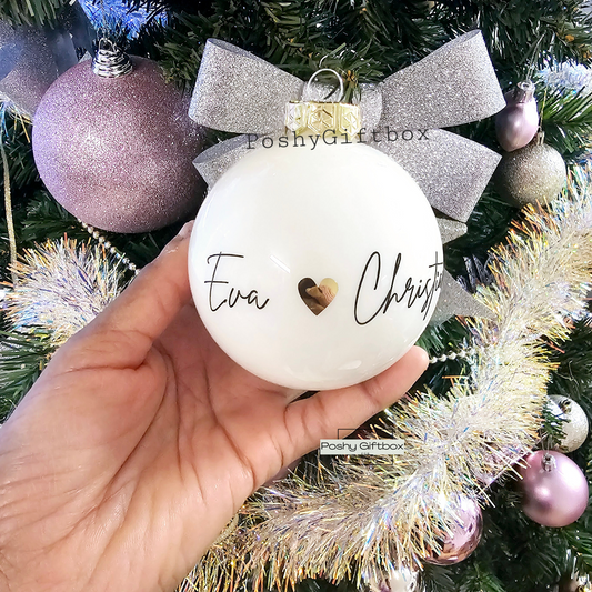 Personalisierte Weihnachtskugel "Mr & Mrs"/Weihnachtsgeschenk Ehepaar/Erstes Weihnachten als Ehepaar Christbaumkugel /Aus Glas 8cm/Nikolausgeschenk Christbaumkugel Elfenbein PoshyGiftbox