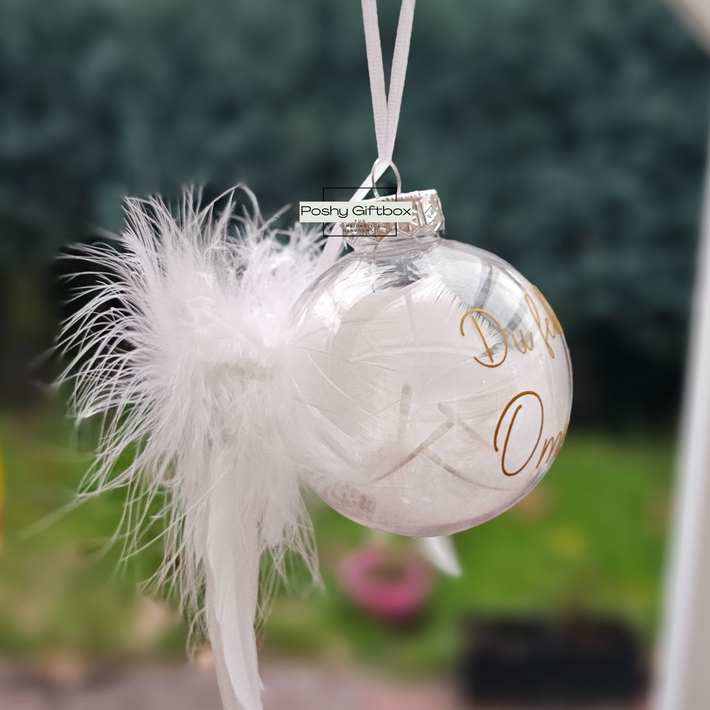 Weihnachtskugeln zum Gedenken gefüllt mit weißen Federn /Personalisierte Christbaumkugel , Erinnerung/Andenken/Du fehlst/Unvergessen/Mit  Engelsflügel PoshyGiftbox