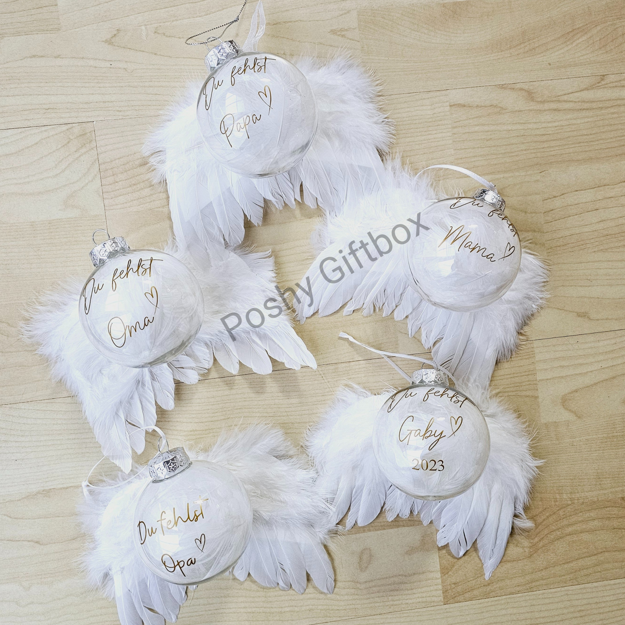 Weihnachtskugeln zum Gedenken gefüllt mit weißen Federn /Personalisierte Christbaumkugel , Erinnerung/Andenken/Du fehlst/Unvergessen/Mit  Engelsflügel PoshyGiftbox