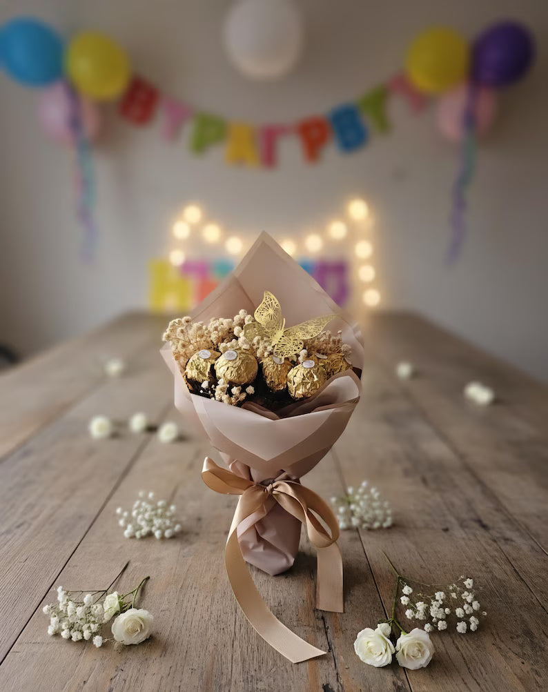 Pralinenstrauß mit Trockenblumen und Schokolade PoshyGiftbox