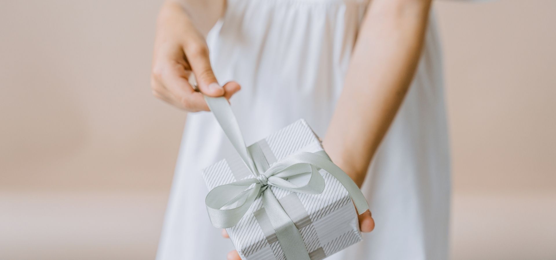 Stilvolle Premium Geschenkboxen von PoshyGiftbox mit liebevoll zusammengestellten Geschenkideen für Geburtstage, Jubiläen, Weihnachten und besondere Anlässe