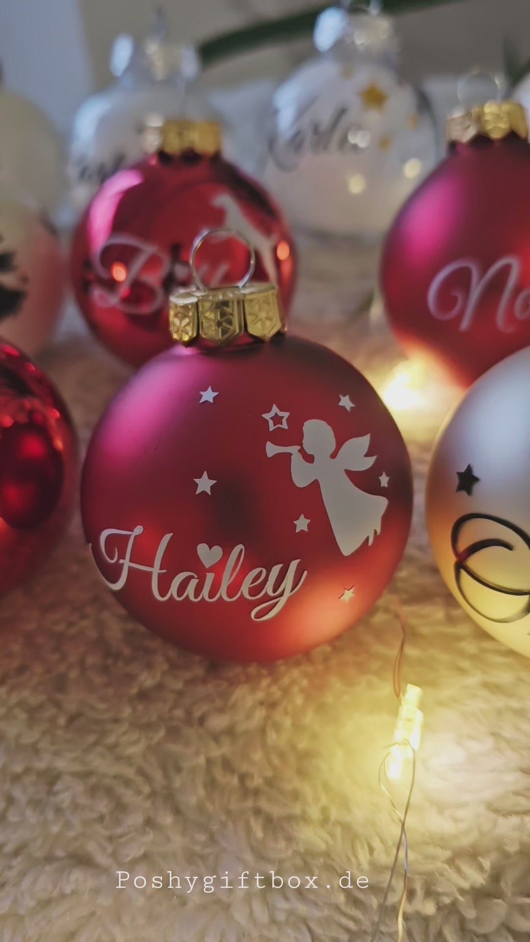 Personalisierte Weihnachtskugeln in verschiedenen Farben