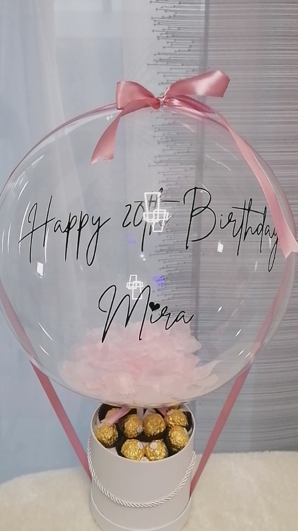Ballon Geschenk mit Schokolade in rosa Geschenkbox